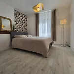 Chambre, Cuisine Et Salle De Bain Avec Balcon Sur Jardin Massey