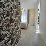 Chambre, Cuisine Et Salle De Bain Avec Balcon Sur Jardin Massey *