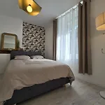 Chambre, Cuisine Et Salle De Bain Avec Balcon Sur Jardin Massey *