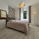 شقة Chambre, Cuisine Et Salle De Bain Avec Balcon Sur Jardin Massey