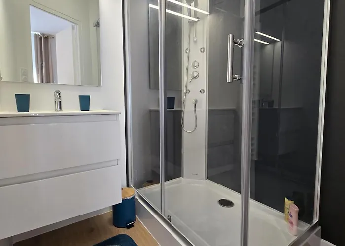 Διαμέρισμα Chambre, Cuisine Et Salle De Bain Avec Balcon Sur Jardin Massey