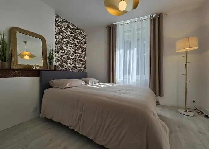 Chambre, Cuisine Et Salle De Bain Avec Balcon Sur Jardin Massey *