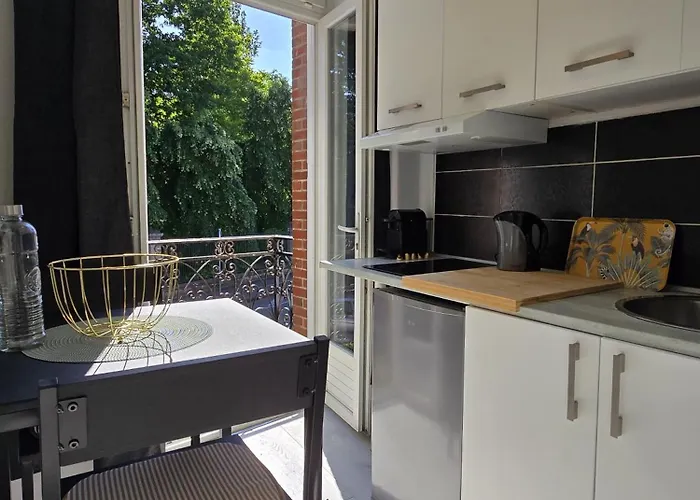 Διαμέρισμα Chambre, Cuisine Et Salle De Bain Avec Balcon Sur Jardin Massey