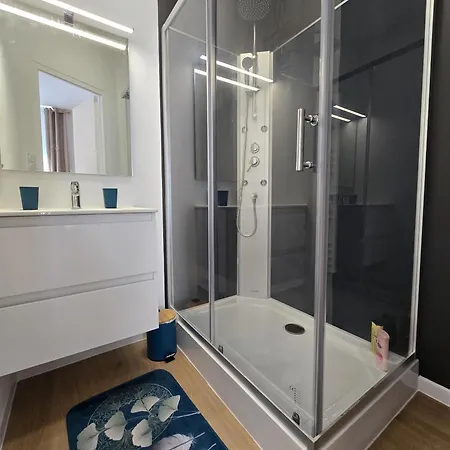 Apartment Chambre, Cuisine Et Salle De Bain Avec Balcon Sur Jardin Massey