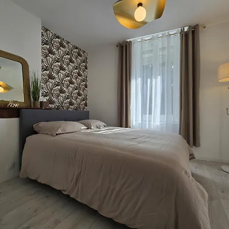 Chambre, Cuisine Et Salle De Bain Avec Balcon Sur Jardin Massey *