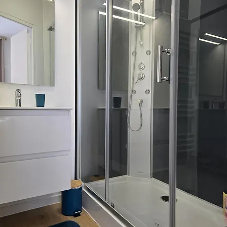 Chambre, Cuisine Et Salle De Bain Avec Balcon Sur Jardin Massey