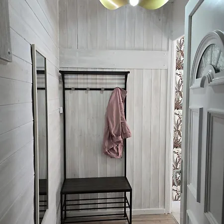 Chambre, Cuisine Et Salle De Bain Avec Balcon Sur Jardin Massey