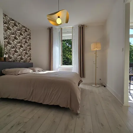 Chambre, Cuisine Et Salle De Bain Avec Balcon Sur Jardin Massey *