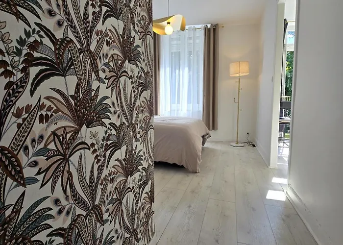 Chambre, Cuisine Et Salle De Bain Avec Balcon Sur Jardin Massey *