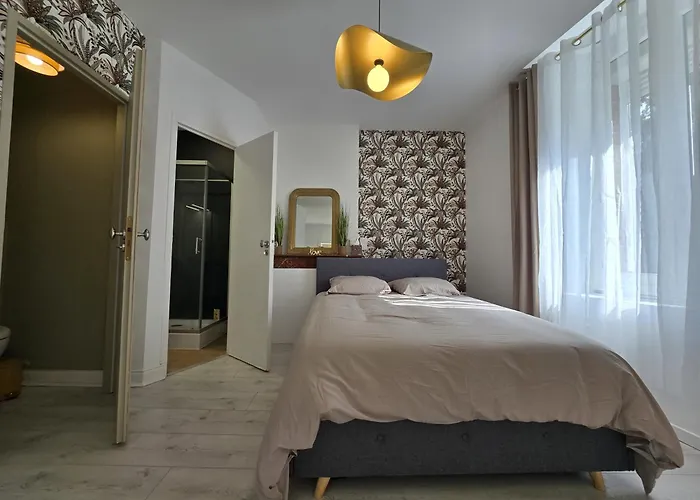 Chambre, Cuisine Et Salle De Bain Avec Balcon Sur Jardin Massey アパート