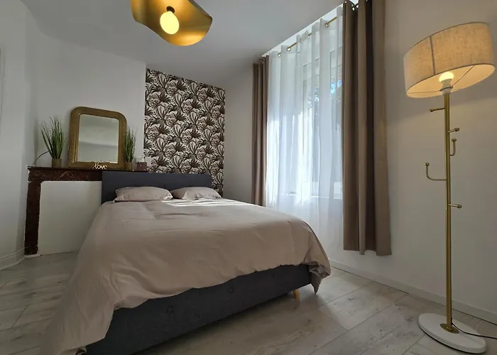 Chambre, Cuisine Et Salle De Bain Avec Balcon Sur Jardin Massey *