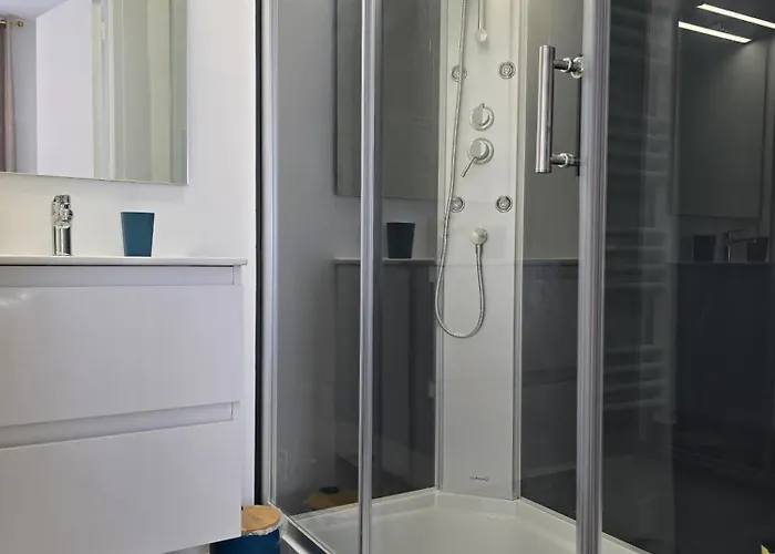 Chambre, Cuisine Et Salle De Bain Avec Balcon Sur Jardin Massey