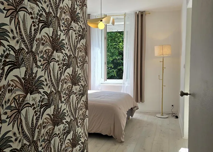 Chambre, Cuisine Et Salle De Bain Avec Balcon Sur Jardin Massey アパート